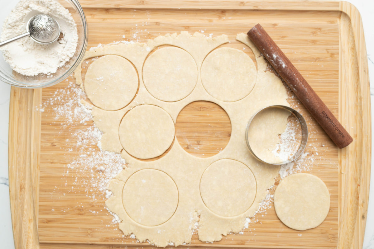 Cutting circles from the rolled-out pie pastry
